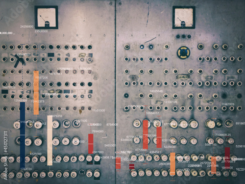 Quadro em tela bar chart over analog control panel
