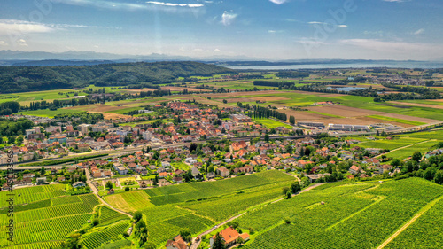 Luftbildaufnahme vom den Städten Neuenstadt und Le Landeron am Bieler See, Schweiz (August 2021)