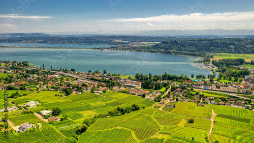 Luftbildaufnahme vom den St  dten Neuenstadt und Le Landeron am Bieler See  Schweiz  August 2021 