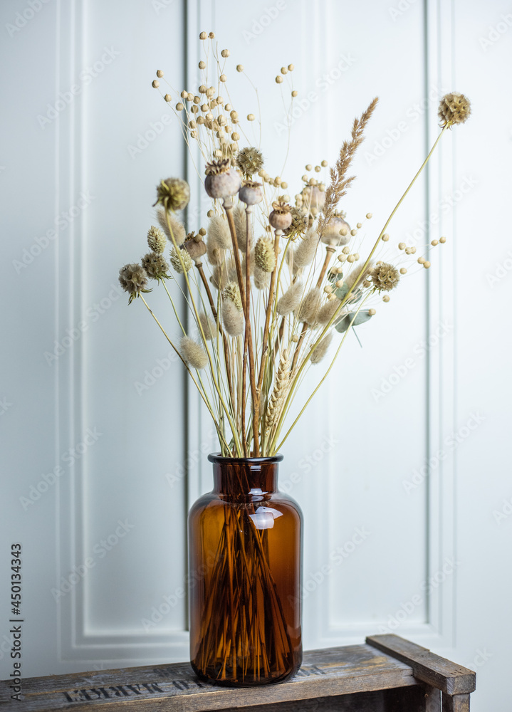 Vase mit getrockneten Gräsern und Blumen in Vase Interieur Dekoration foto  de Stock | Adobe Stock