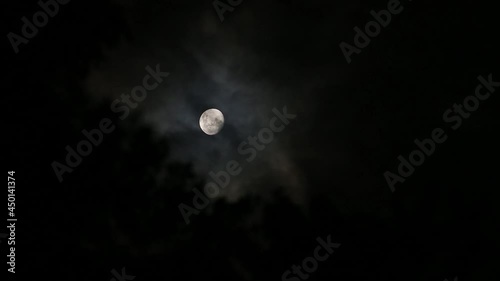 Nuvens passando num céu noturno sobre a lua cheia ao som de sapos, grilos e cachoeira. photo