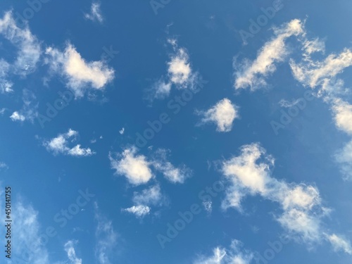 Blauer Himmel mit Sch  fchenwolken
