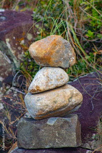 pedras amontoadas uma em cima da outra
