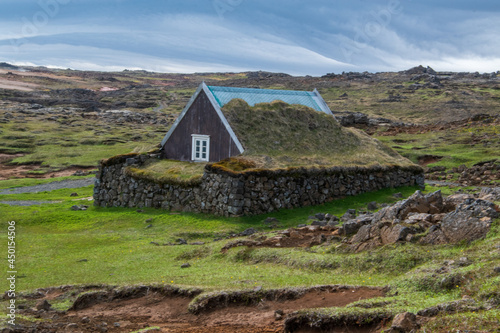 Altes isländisches Haus, das Eyvindar-Kofi im Geothermalgebiet Hveravellir im Hochland von Island .