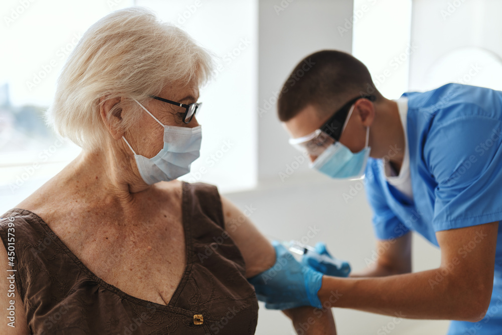 Obraz premium patient and doctor hospital vaccination covid passport