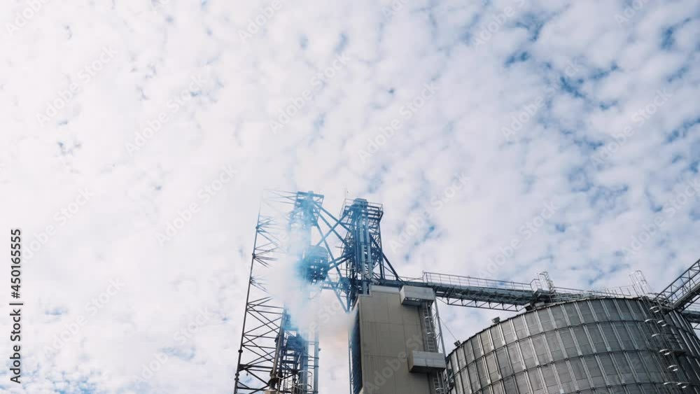 Vidéo Stock Dangerous smoke from industry. Modern factory with grain