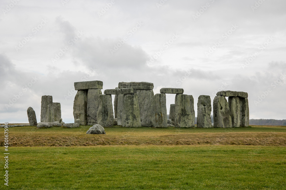 Naklejka premium Stonehenge on a cloudy sky day