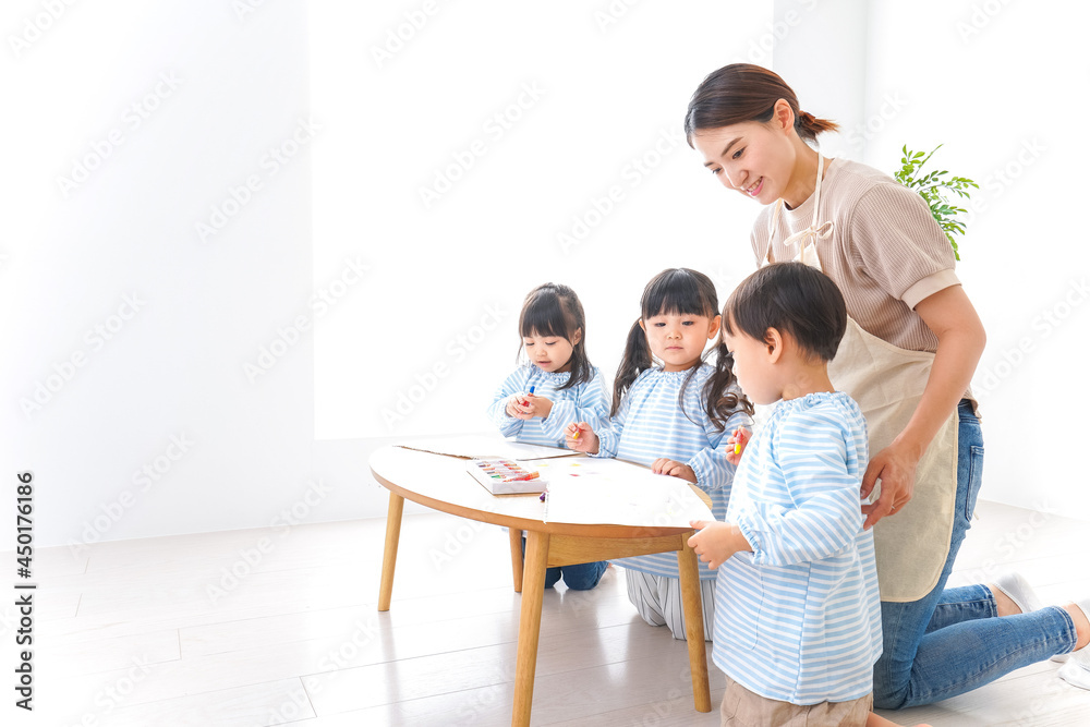 幼稚園の先生と児童 幼稚園の先生と児童