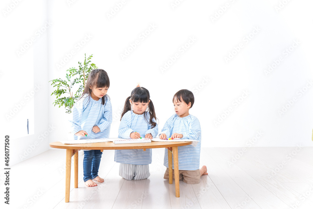 幼稚園でお絵かきをする子ども 幼稚園でお絵かきをする子ども