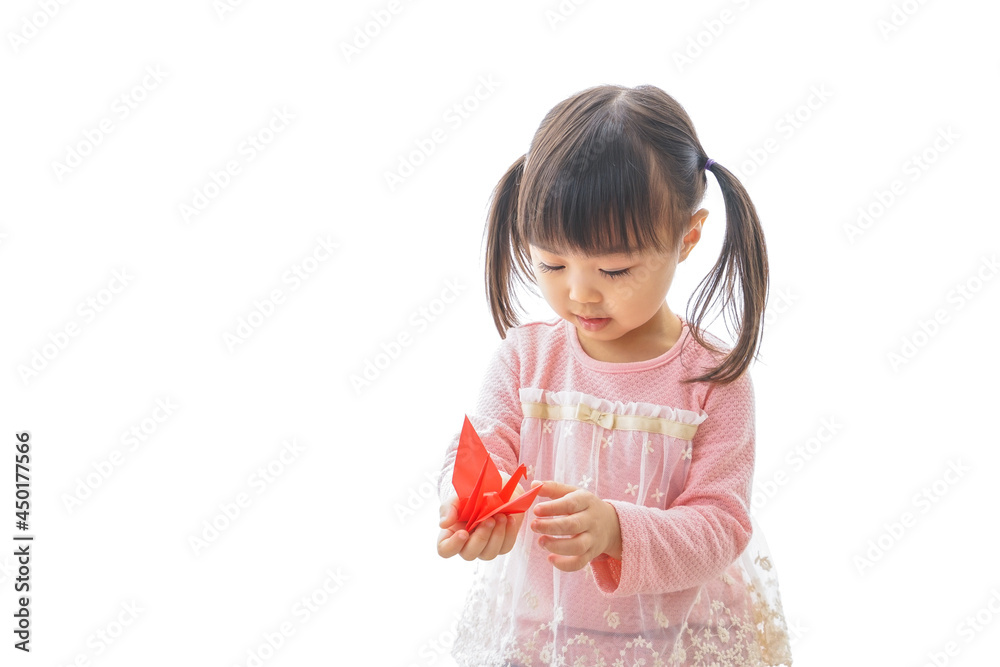 つるの折り紙を持つ子ども
