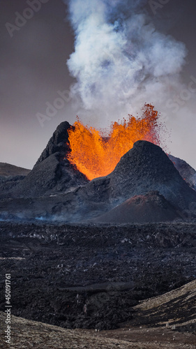 Obraz na plátně Volcanic Eruption In Mt Fagradalsfjall, Southwest Iceland