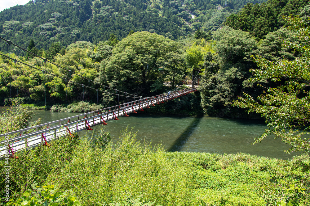 山間を流れる川に架けられた木製の吊り橋