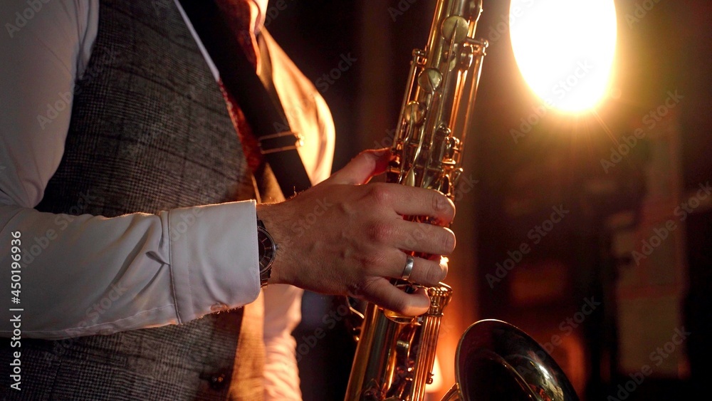 Obraz premium Hand of a man who is playing saxophone