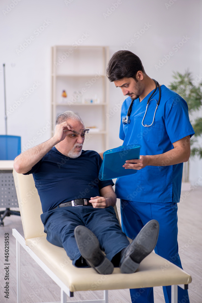 Obraz premium Old man visiting young male doctor