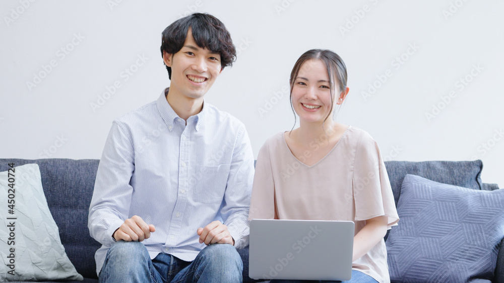 パソコンを使う若い夫婦・カップル パソコンを使う若い夫婦・カップル