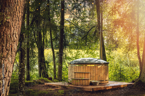 Foto wood fired hot tub in the forest