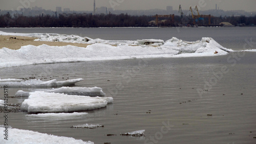 Połamane kawałki lodu przy brzegu rzeki Dniepr, Ukraina