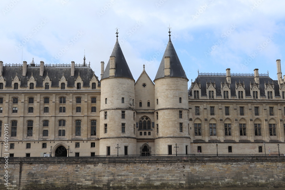 La Conciergerie, ancienne prison transformee en tribunaux, ville de Paris, France La Conciergerie, ancienne prison transformee en tribunaux, ville de Paris, France