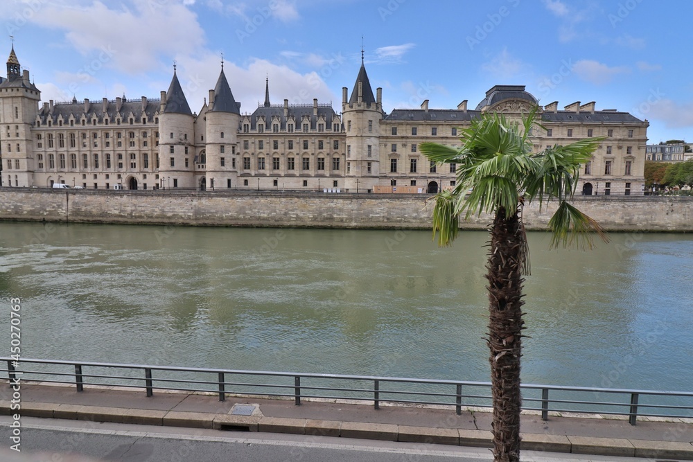 Fototapeta premium La Conciergerie, ancienne prison transformee en tribunaux, ville de Paris, France