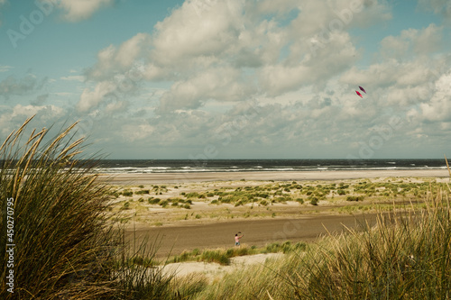 Am Strand von Terschelling läßt eine Person einen Drachen steigen photo