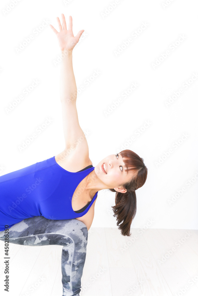 ヨガをする若い女性 ヨガをする若い女性