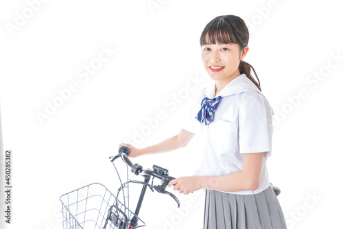 自転車通学をする若い女子学生