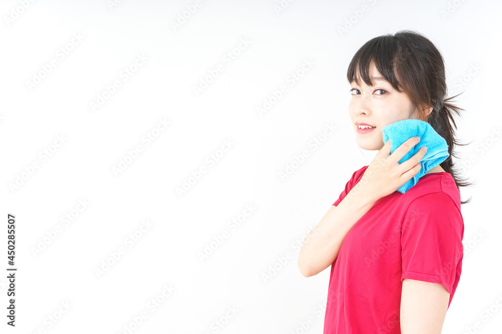 スポーツ中に汗を拭く若い女性