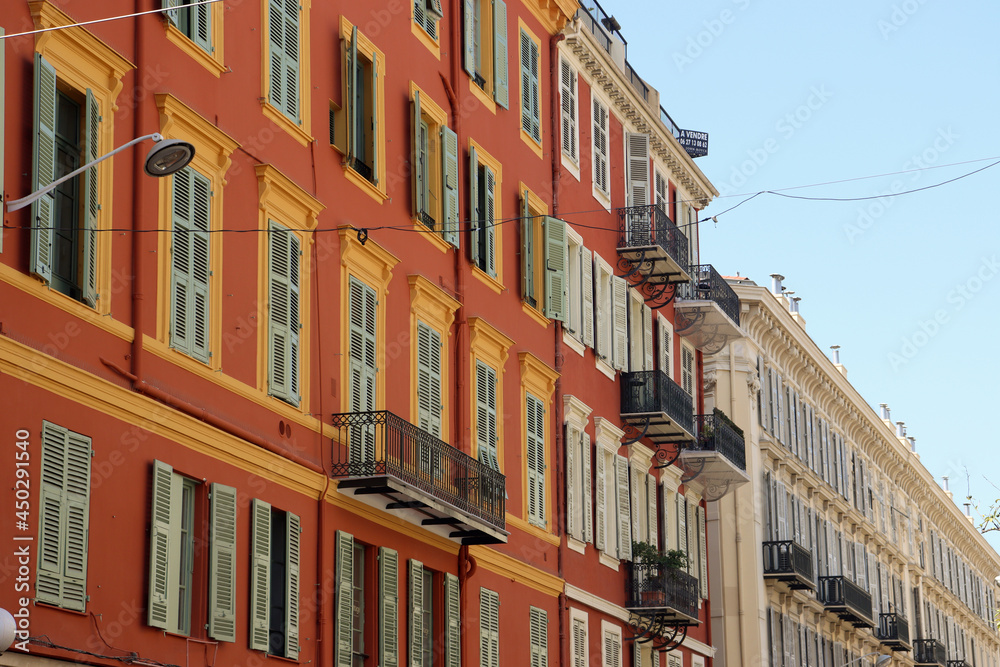 Fototapeta premium Sanierte Altbauten des 19. Jahrhunderts im Viertel Jean-Médecin und in der Innenstadt von Nizza, Frankreich