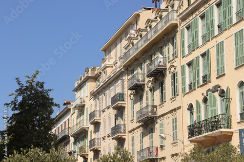 Sanierte Altbauten des 19. Jahrhunderts im Viertel Jean-Médecin und in der Innenstadt von Nizza, Frankreich