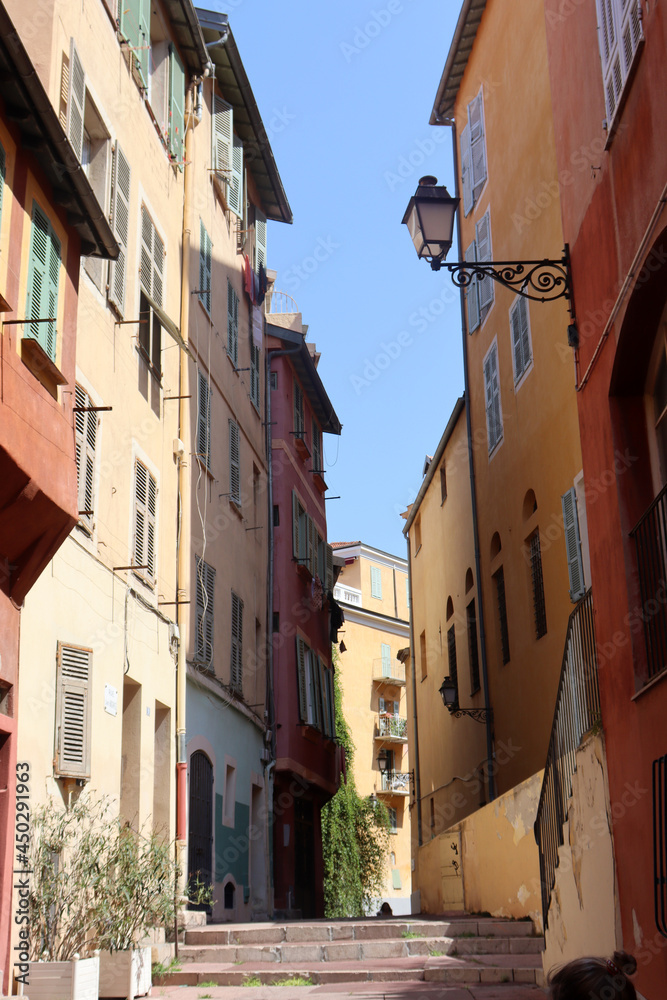 Historische Fassaden in der Altstadt von Nizza, Frankreich