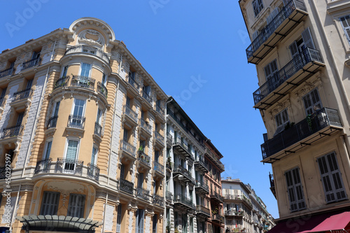Sanierte Altbauten des 19. Jahrhunderts im Viertel Jean-Médecin und in der Innenstadt von Nizza, Frankreich © finecki