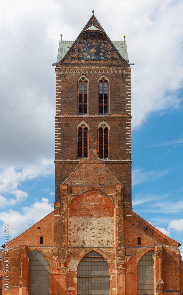 Fototapeta premium Hansestadt Wismar in Mecklenburg Vorpommern Turm der Marienkirche Innenstadt Wismarer Architektur St. Marien Kirche Marien Kirchhof Evangelisch Lutherisch Kicherngemeinde St Georgen 23966 Wismar Sankt
