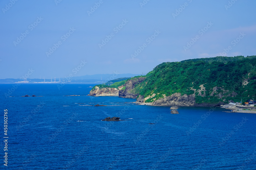 聖ヶ鼻から日本海の海岸線（地層）