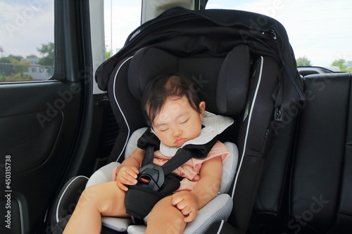 運転中の車のチャイルドシートに乗っている赤ちゃん