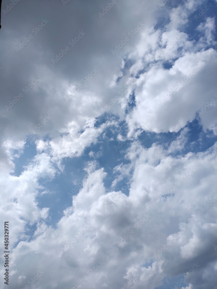Obraz premium photo of sky and clouds in the morning.