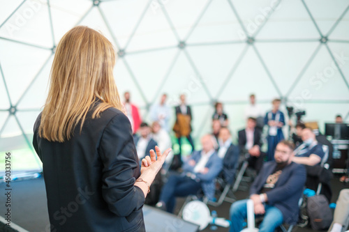Foto Startup girl leader speaks at pitch session