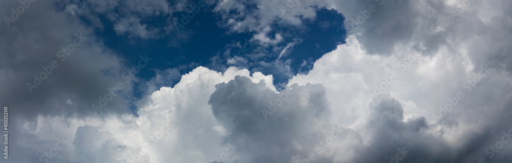 青空を背景に白く輝く雲 積乱雲 クラウドスケープ  パノラマ 日本