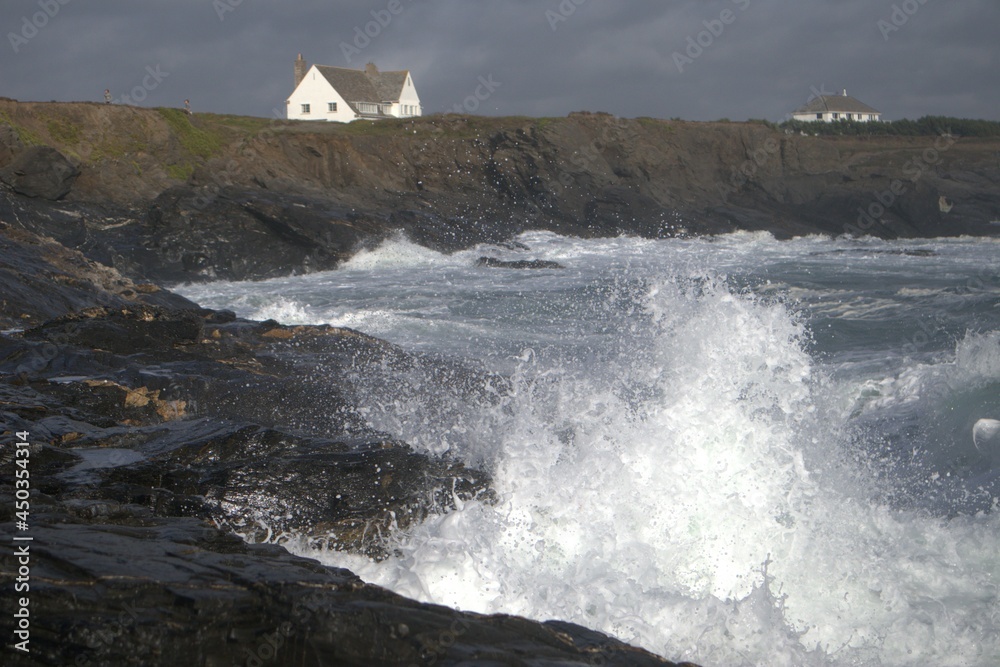 Cornwall - Splashing Waves against rocks - Coastline 