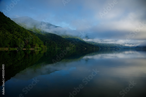 湖畔の映り込みが遠くまで伸びて模様を描く © Hiro29