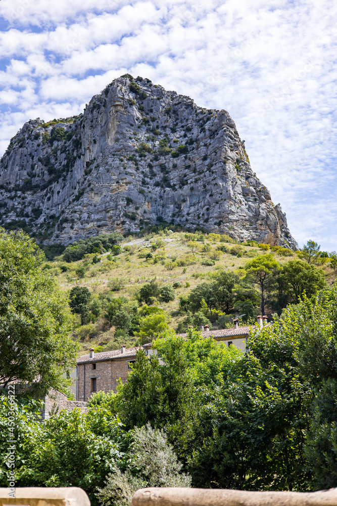 Vue sur le Massif de la Séranne depuis les gorges de Buèges (Occitanie, France)