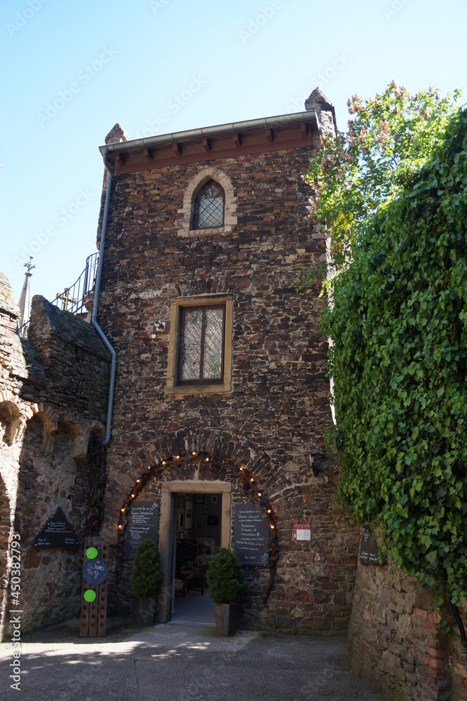 Burgruine und die umliegende Umgebung Burgruine und die umliegende Umgebung