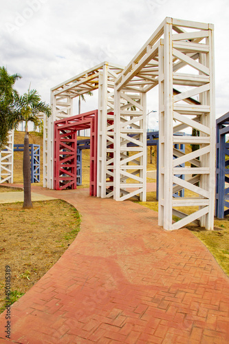 Estrutura metálica no parque Marcos Veiga Jardim em Goiânia.
