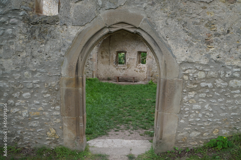 Fototapeta premium Kirchenruine aus dem Siebzehnten Jahrhundert 