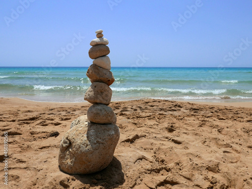 composizione di sassi zen sulla spiaggia in estate