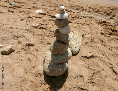 composizione di sassi zen sulla spiaggia in estate