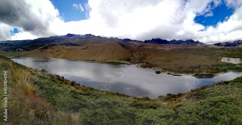 Vista a la laguna del Otún. Parque nacional natural "Los Nevados".