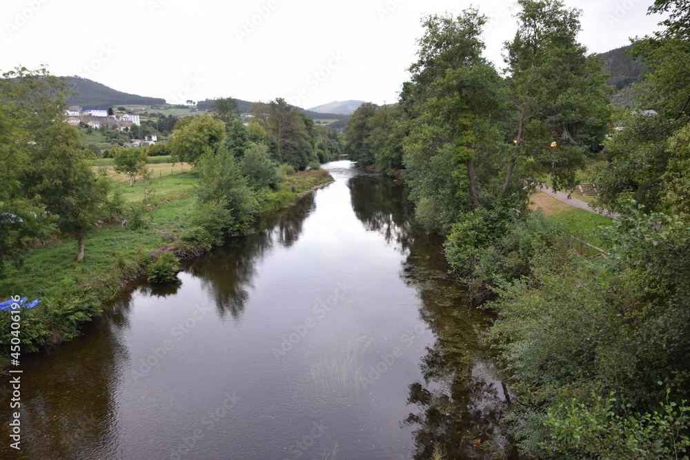 vista del rio Eo a su paso por Santirso de Abres, Asturias, España