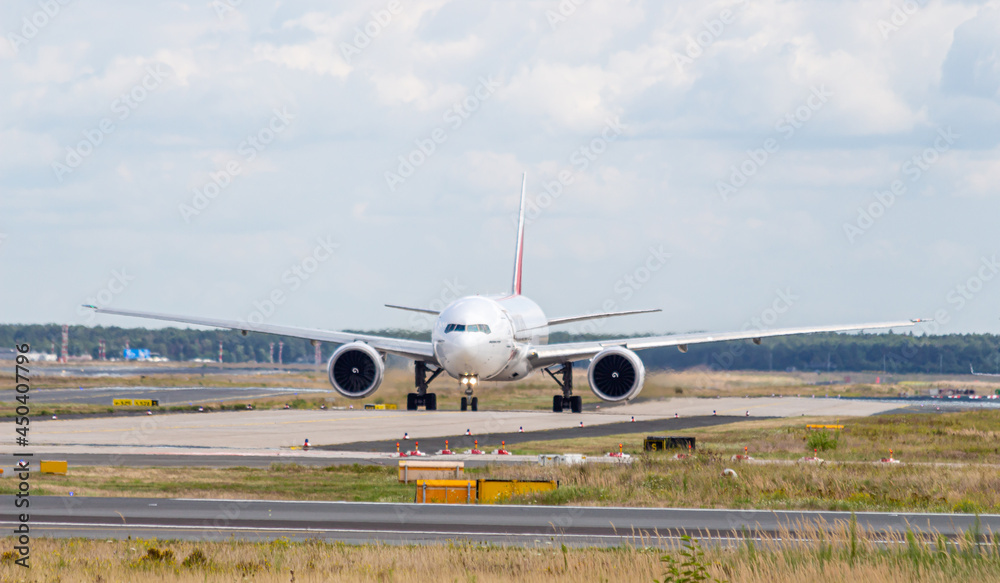 Flugzeug auf dem Weg zur Startbahn auf dem Taxiway Flugzeug auf dem Weg zur Startbahn auf dem Taxiway