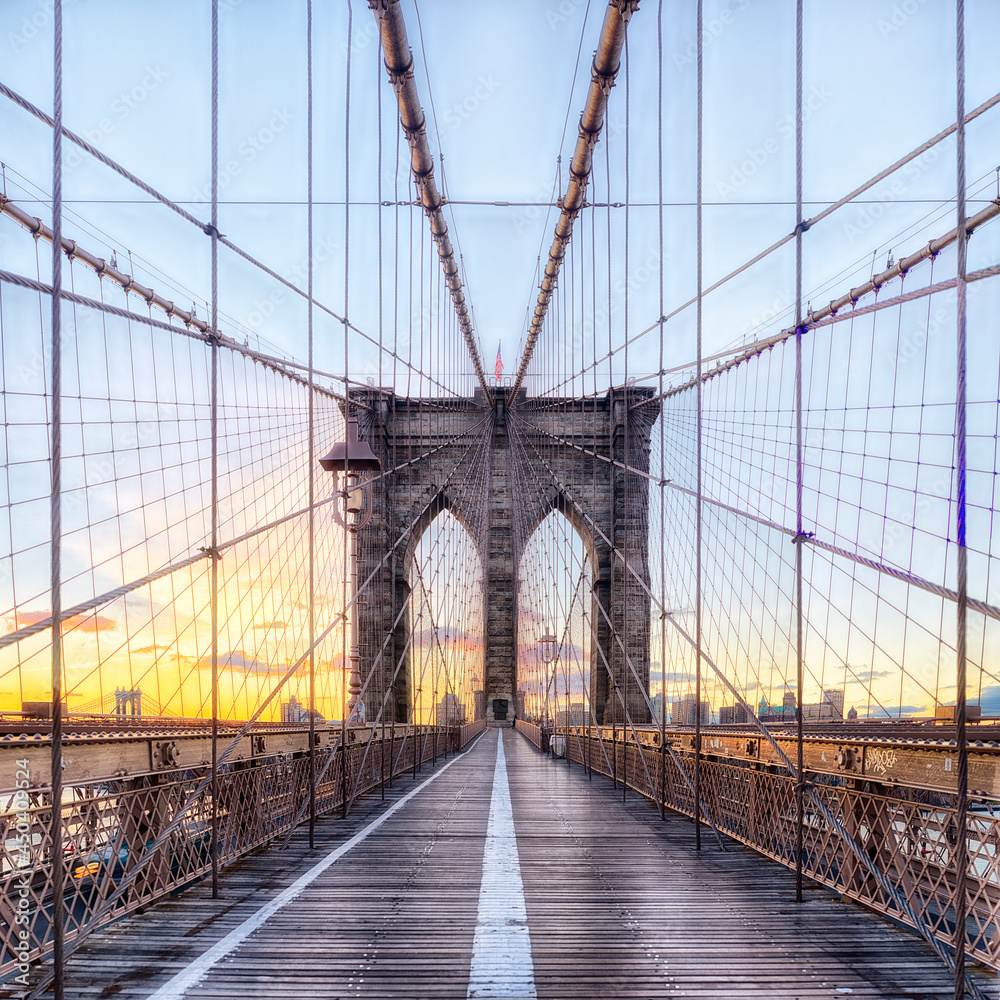 Fototapeta premium Symmetrical shot of the Brooklyn bridge at dawn