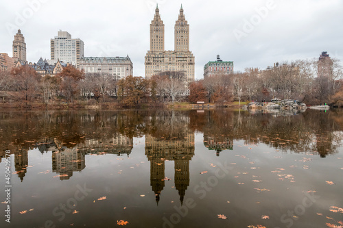 Fotografie The El Dorado building being reflected at Central Park lakes